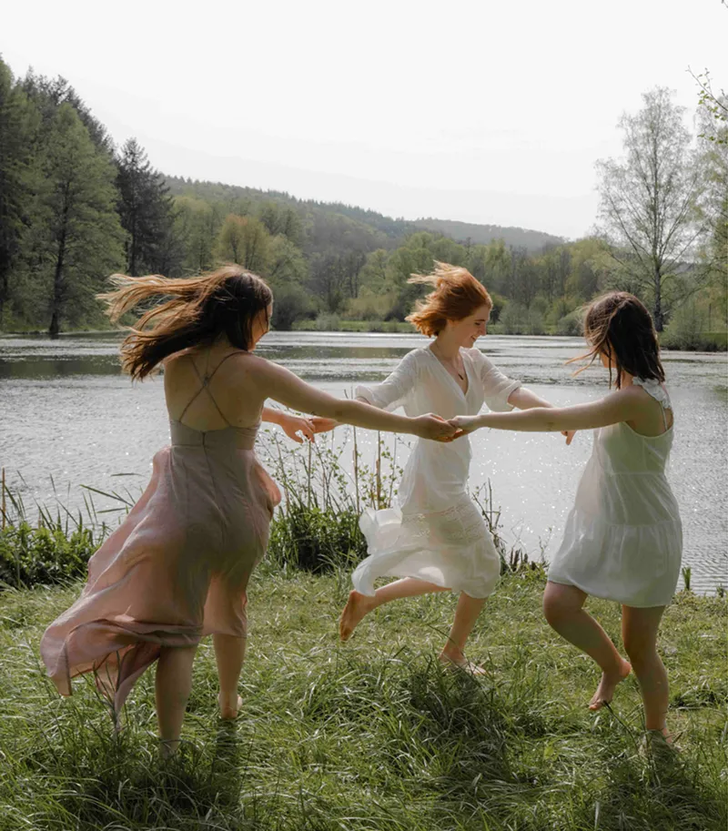 Femmes qui dansent au bord d'un lac