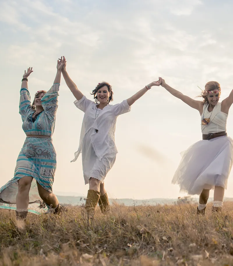 Femmes qui dansent en se tenant la main